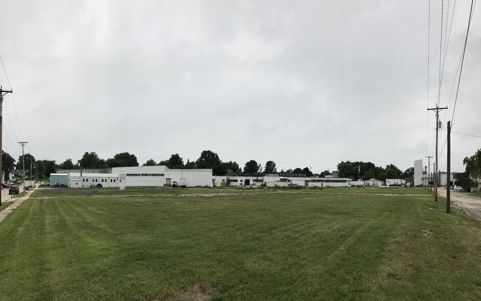 315 W Mill St, Beaver Dam, WI for lease - Building Photo - Image 2 of 46