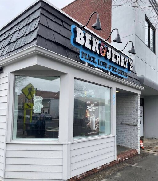 87 E Main St, Riverhead, NY à vendre - Photo du bâtiment - Image 2 de 3