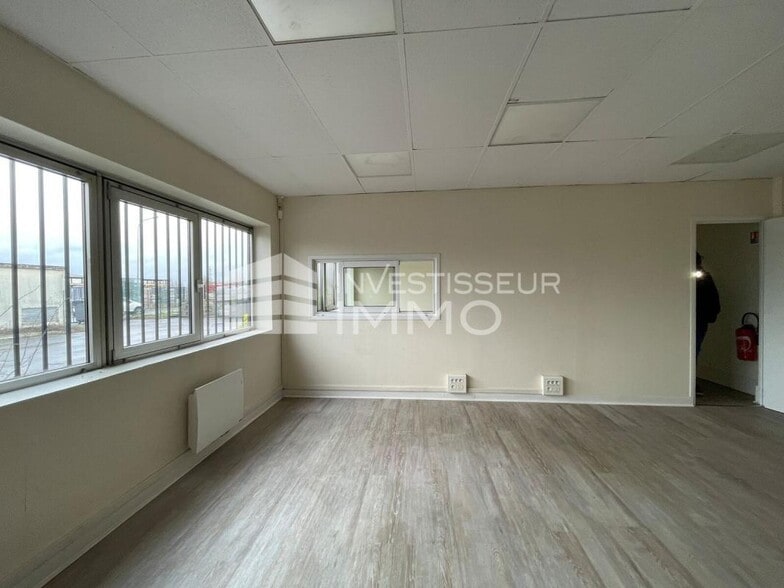 Flex in Meaux for lease - Interior Photo - Image 3 of 10