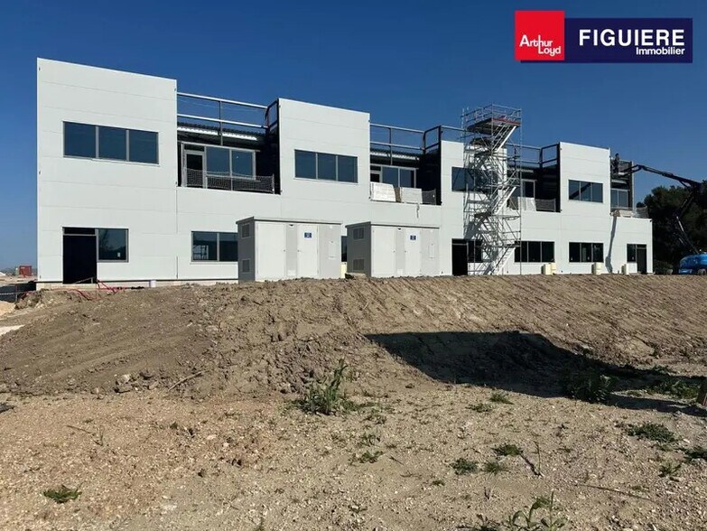 Local d'activités dans Marignane à vendre - Photo du bâtiment - Image 2 de 18