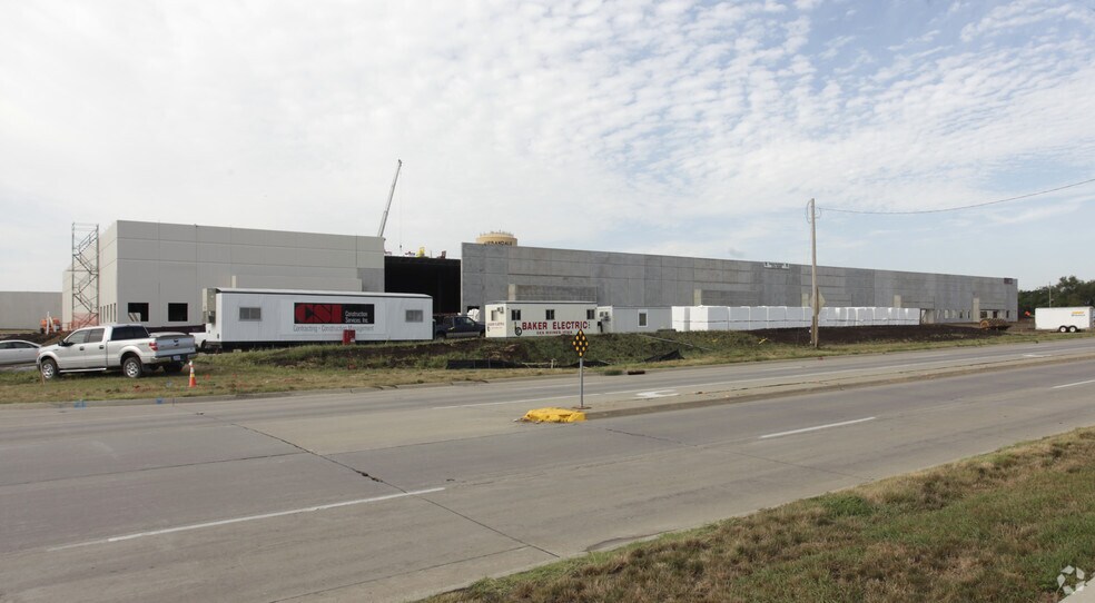 11300-11398 Meredith Dr, Urbandale, IA à louer - Photo du bâtiment - Image 3 de 10