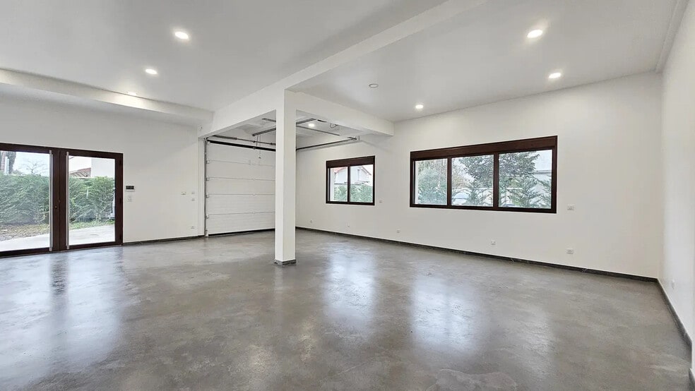 Flex in Limeil-Brévannes for lease - Interior Photo - Image 3 of 17