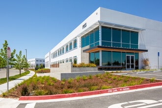 2115 North Loop Rd, Alameda, CA à louer Photo du bâtiment- Image 1 de 12