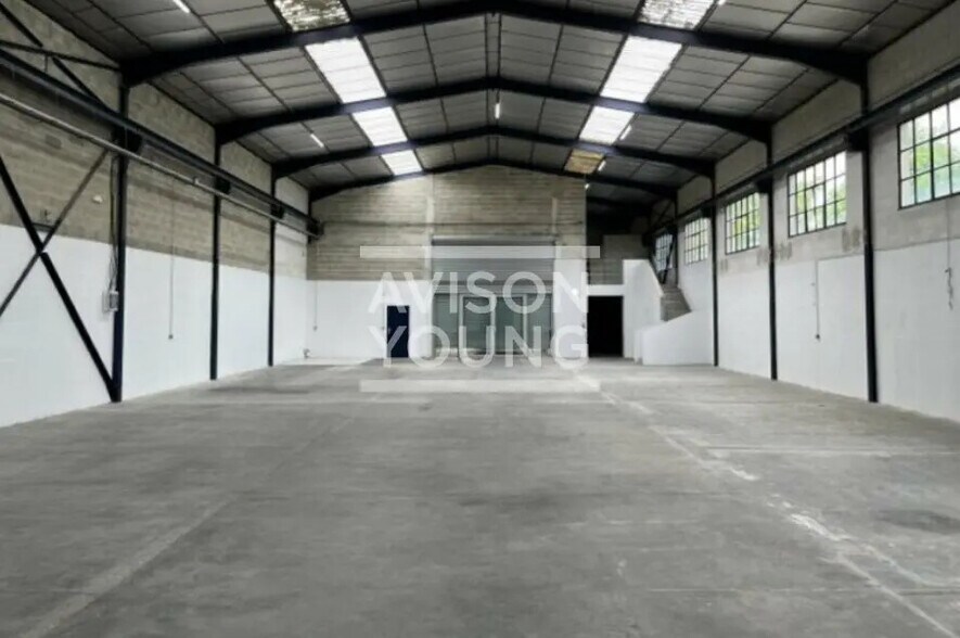 Flex in Morangis for lease - Interior Photo - Image 2 of 3