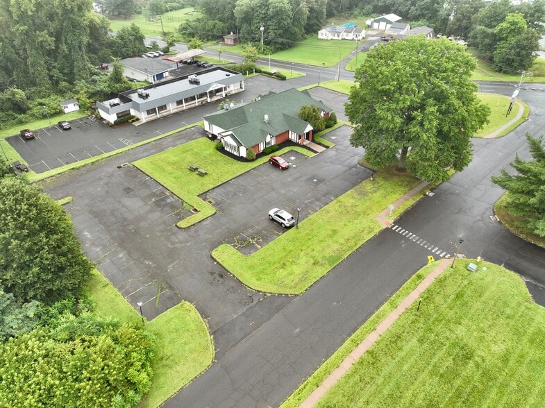 377 S Center St, Windsor Locks, CT à vendre - Photo du bâtiment - Image 3 de 5