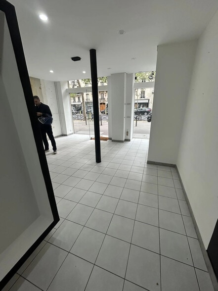 Retail in Paris for lease - Interior Photo - Image 3 of 5