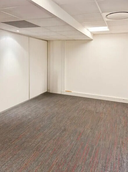 Office in Clichy for lease - Building Photo - Image 3 of 8