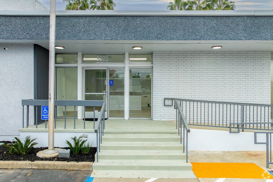 5223 N El Dorado St, Stockton, CA à louer - Photo du bâtiment - Image 3 de 29