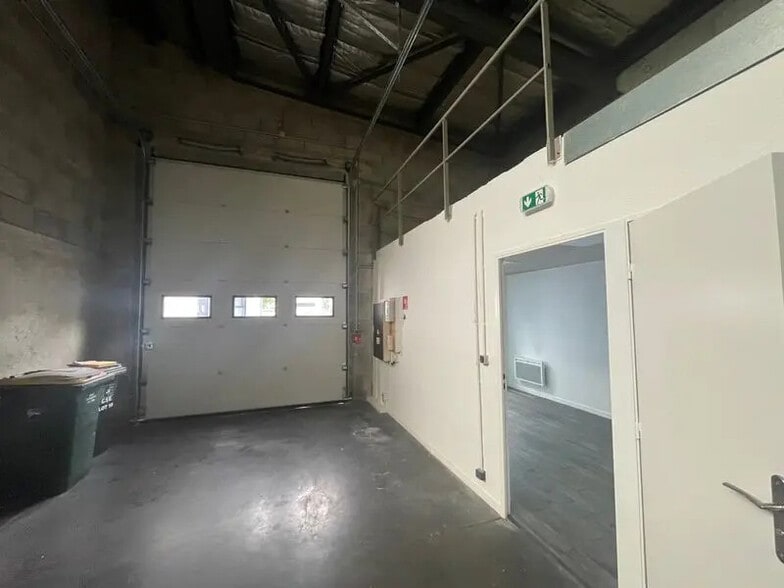 Office in Lyon for lease - Interior Photo - Image 1 of 6