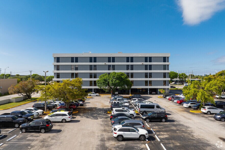 111 NW 183rd St, Miami, FL à louer - Photo du bâtiment - Image 3 de 17