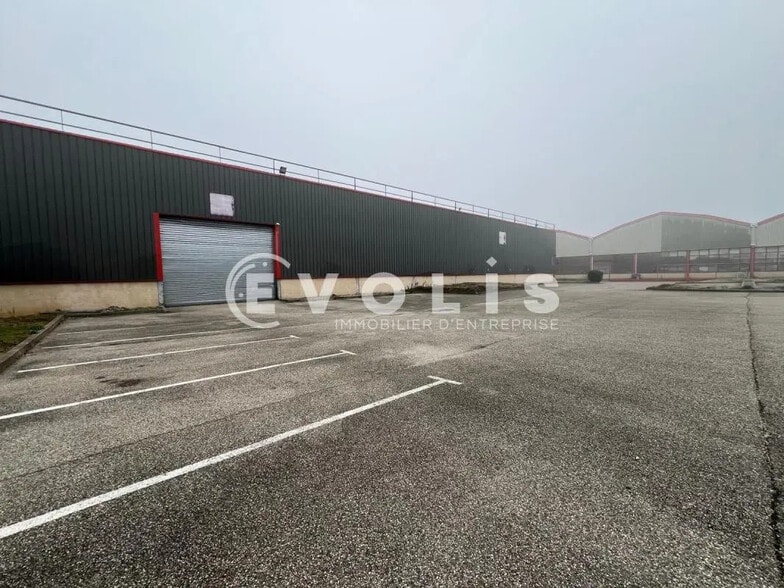 Office in Vénissieux for lease - Building Photo - Image 3 of 9