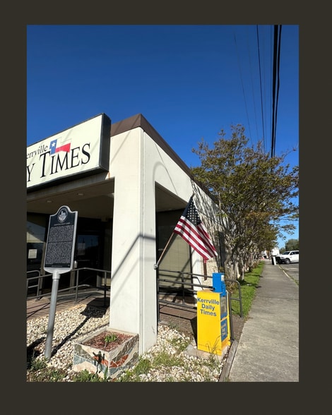 429 Jefferson St, Kerrville, TX à vendre - Photo du bâtiment - Image 2 de 32