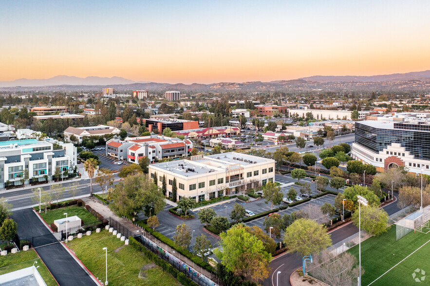 2010 E 1st St, Santa Ana, CA for lease - Building Photo - Image 3 of 14