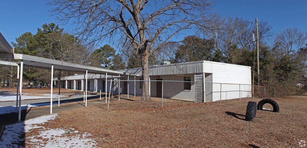Daycare/School Buildings portfolio of 2 properties for sale on LoopNet.ca - Primary Photo - Image 2 of 3