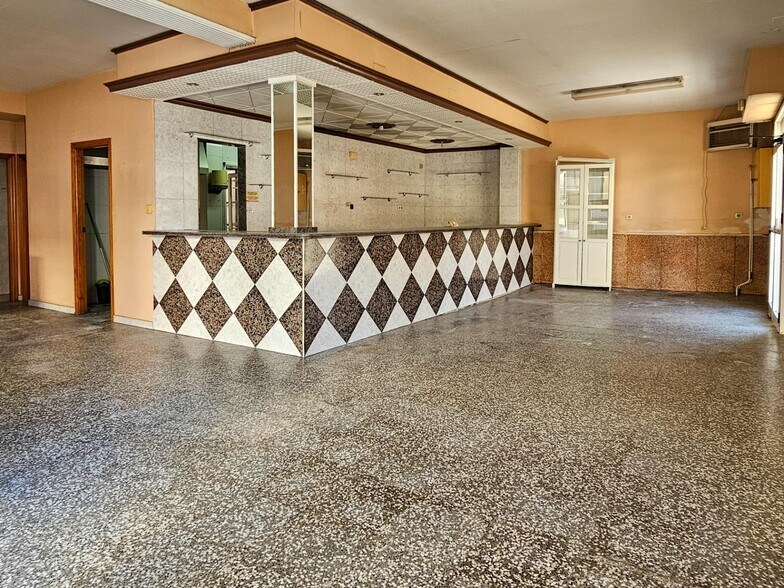 Retail in Oliva, Valencia for sale - Interior Photo - Image 2 of 58