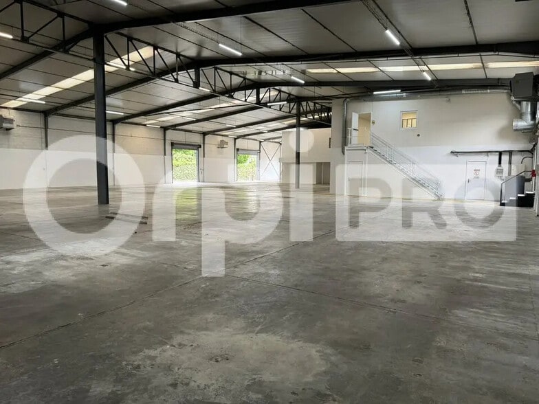 Office in Morangis for lease - Building Photo - Image 3 of 12