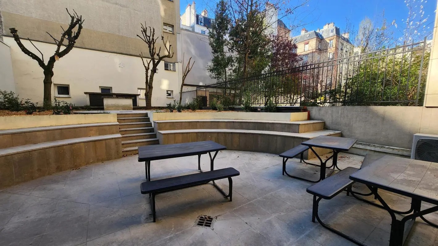 Office in Neuilly-sur-Seine for lease Building Photo- Image 1 of 9