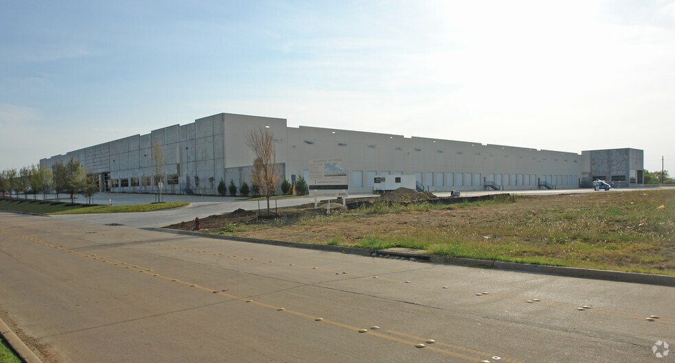 1011 N 28th Ave, Dfw Airport, TX à louer - Photo du bâtiment - Image 2 de 7