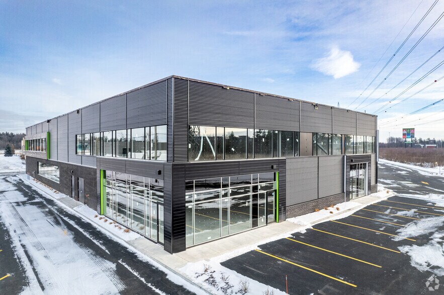 17990 Rue Des Gouverneurs, Mirabel, QC à louer - Photo du bâtiment - Image 2 de 16