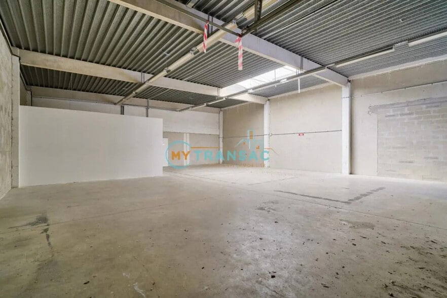 Flex in Lognes for lease - Interior Photo - Image 2 of 11