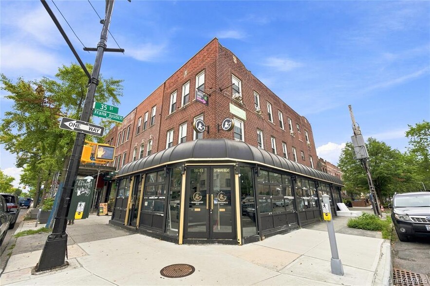 35-02 Ditmars Blvd, Astoria, NY à vendre - Photo du bâtiment - Image 1 de 23