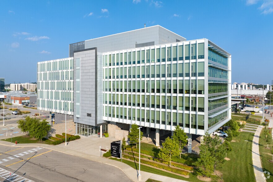5015 Spectrum Way, Mississauga, ON à louer - Photo du bâtiment - Image 3 de 4