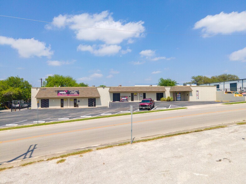 10919-10927 Iota Dr, San Antonio, TX à louer - Photo du bâtiment - Image 2 de 11