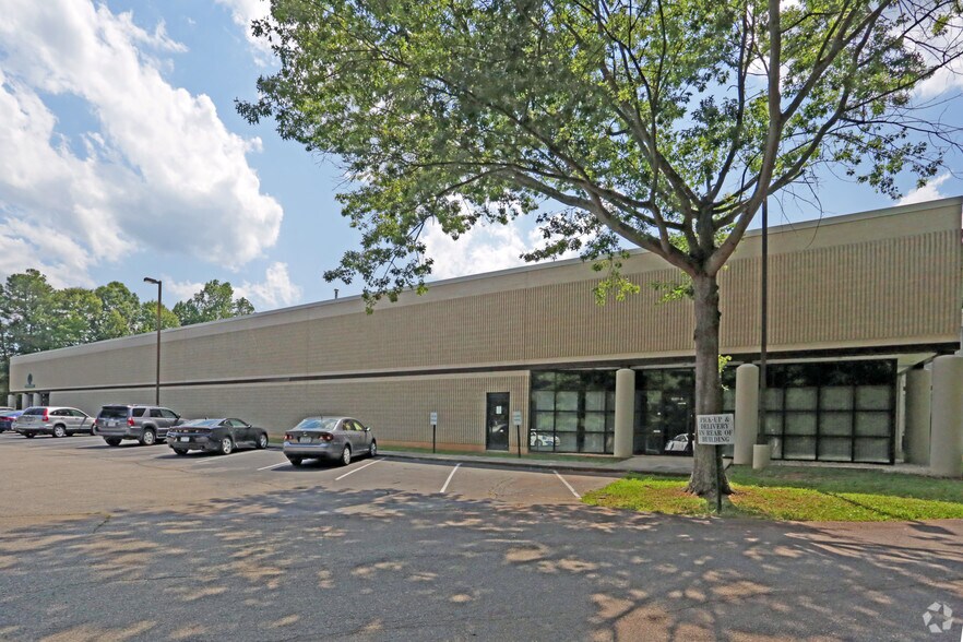 8221 Brownleigh Dr, Raleigh, NC à vendre - Photo du bâtiment - Image 3 de 4