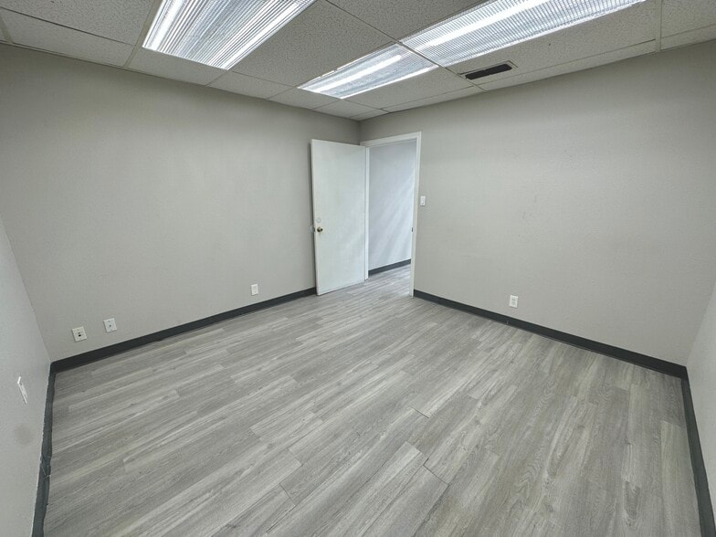 5001 Brentwood Stair Rd, Fort Worth, TX for lease - Building Photo - Image 3 of 5