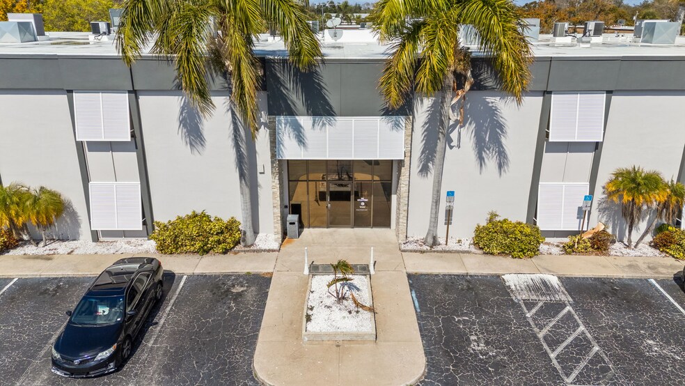 2700 E Bay Dr, Largo, FL à vendre - Photo du bâtiment - Image 3 de 12
