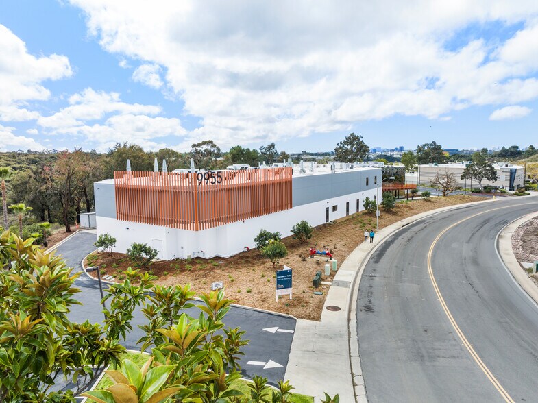9955 Mesa Rim Rd, San Diego, CA à louer - Photo du bâtiment - Image 1 de 12