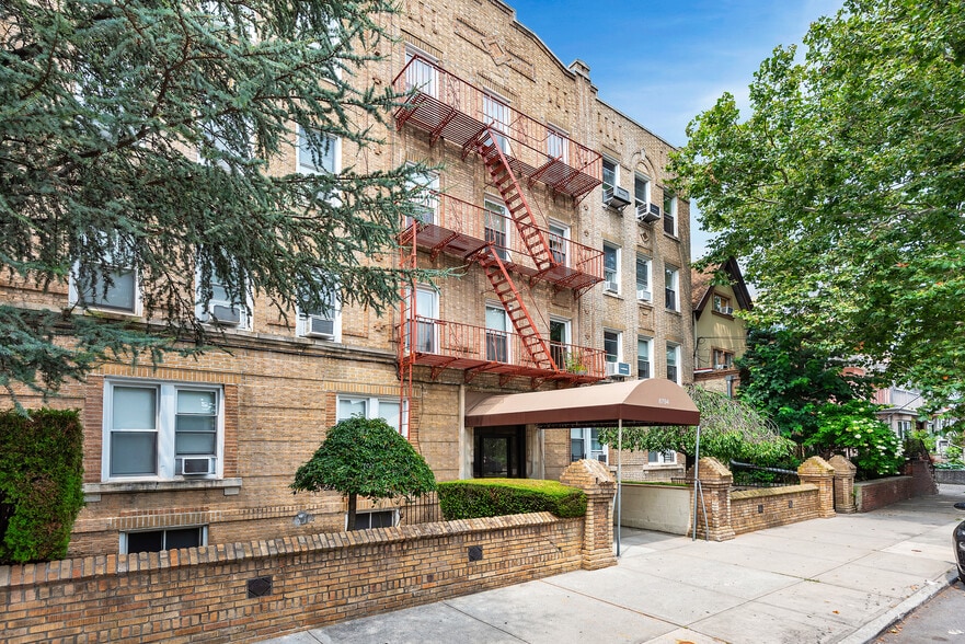 8794 15th Ave, Brooklyn, NY à vendre - Photo du bâtiment - Image 3 de 19