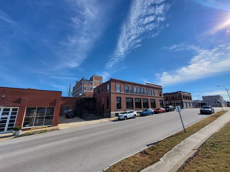 223 W 3rd St, Joplin, MO for sale - Building Photo - Image 3 of 32