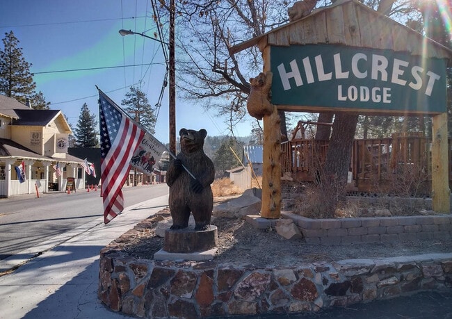 Plus de détails pour 40241 Big Bear Blvd, Big Bear Lake, CA - Services hôteliers à vendre