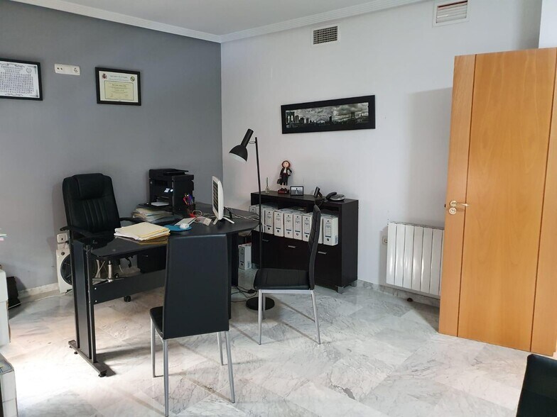 Calle Gómez Becerra, 27, Cáceres, Cáceres à louer - Photo du bâtiment - Image 2 de 2