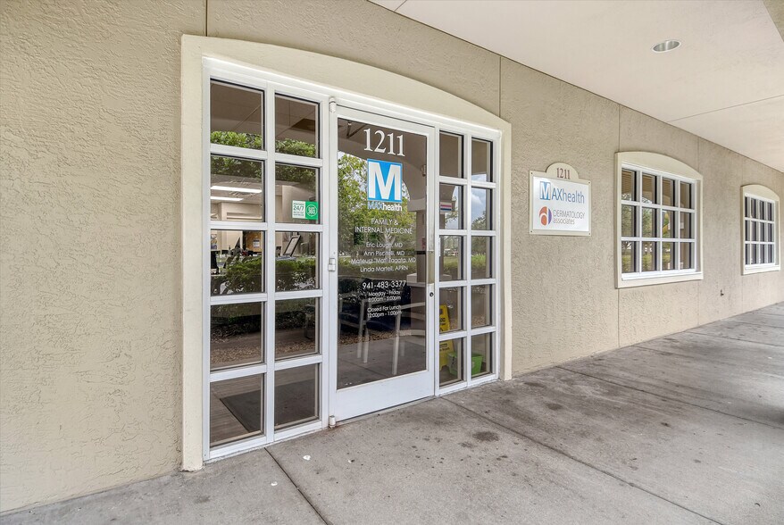 1211 Jacaranda Blvd, Venice, FL à vendre - Photo du bâtiment - Image 2 de 3