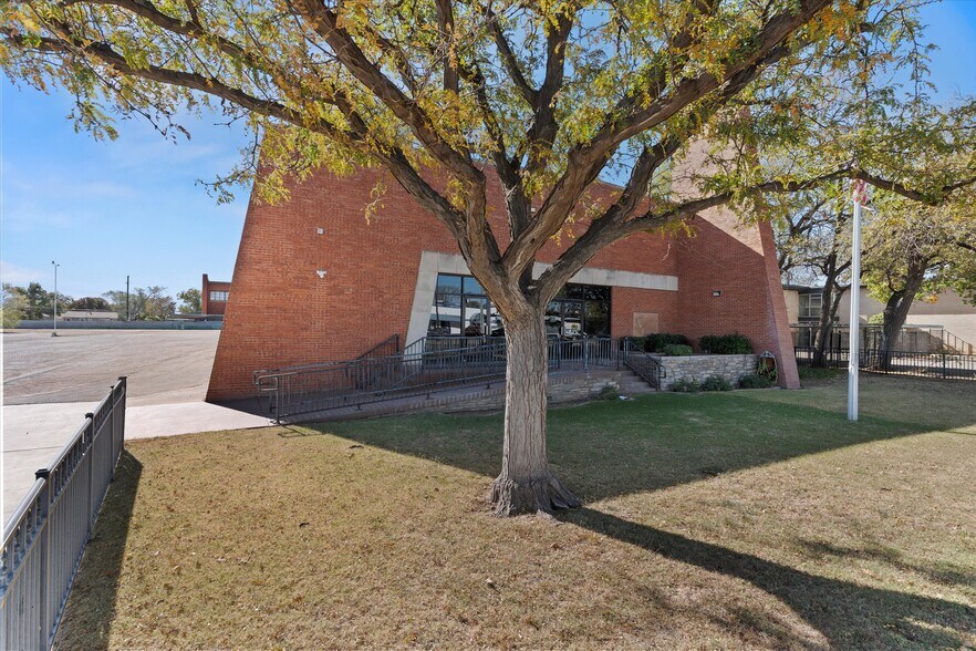 1911 34th St, Lubbock, TX à vendre - Photo du bâtiment - Image 3 de 44