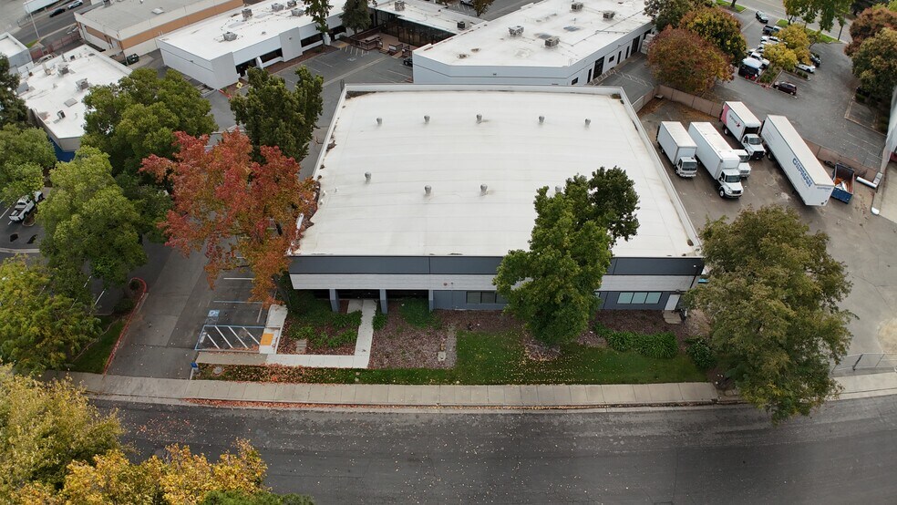 2510 and 2545 Boatman Avenue portefeuille de 2 propriétés à vendre sur LoopNet.ca - Photo du bâtiment - Image 2 de 2