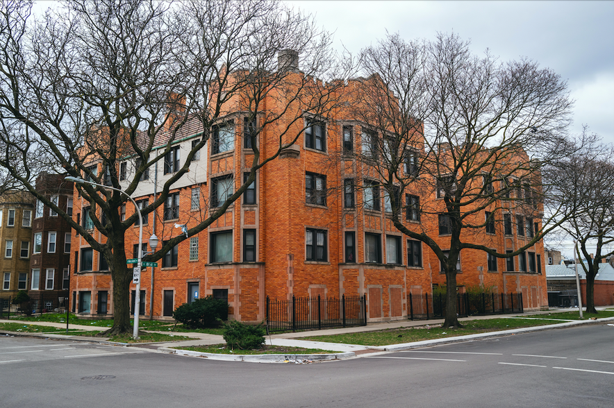 118 Unit South Chicago Multifamily Portf portfolio of 5 properties for sale on LoopNet.ca - Building Photo - Image 3 of 15