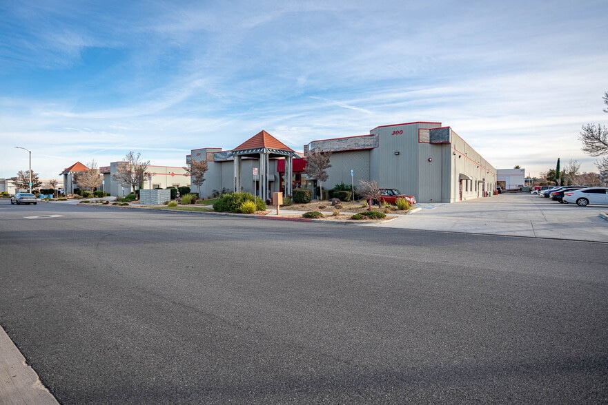 300-304 E Avenue K6, Lancaster, CA for sale - Primary Photo - Image 1 of 6