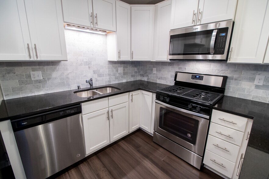 2449 Lyndale Ave S, Minneapolis, MN à vendre - Photo du bâtiment - Image 3 de 9