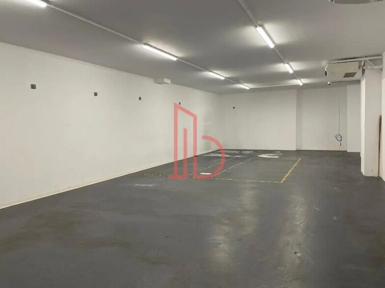 Office in Bordeaux for lease - Interior Photo - Image 2 of 5