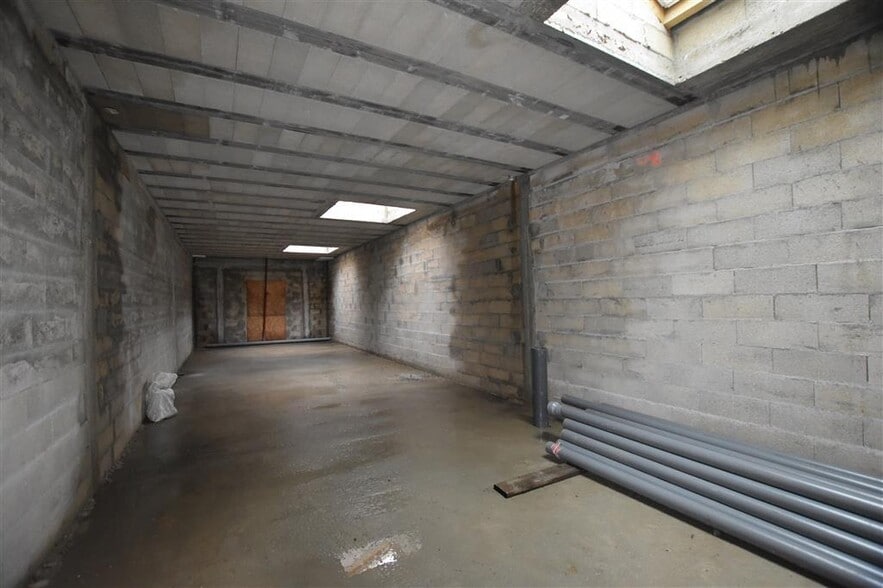 Retail in Saint Ouen Sur Seine for sale - Interior Photo - Image 2 of 9