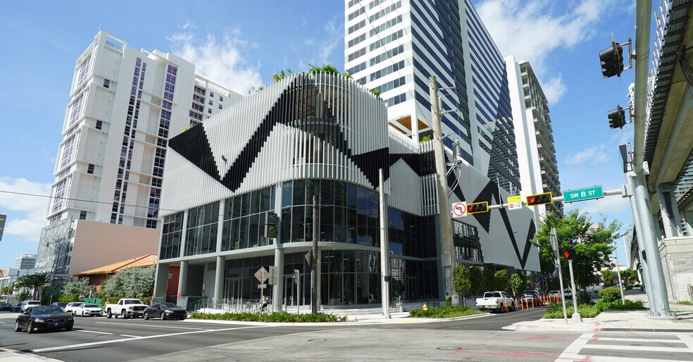 115 SW 8th St, Miami, FL à louer - Photo du bâtiment - Image 3 de 8