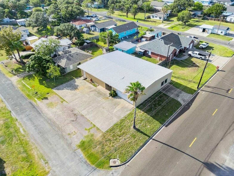 724 Rowan St, Rockport, TX for sale - Primary Photo - Image 1 of 22