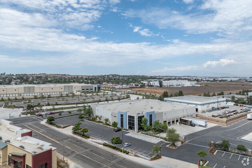 19103 Messenia Ln, Perris, CA à louer - Aérien - Image 3 de 4