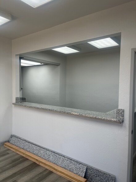 4747 N 1st St, Fresno, CA for lease - Building Photo - Image 2 of 25