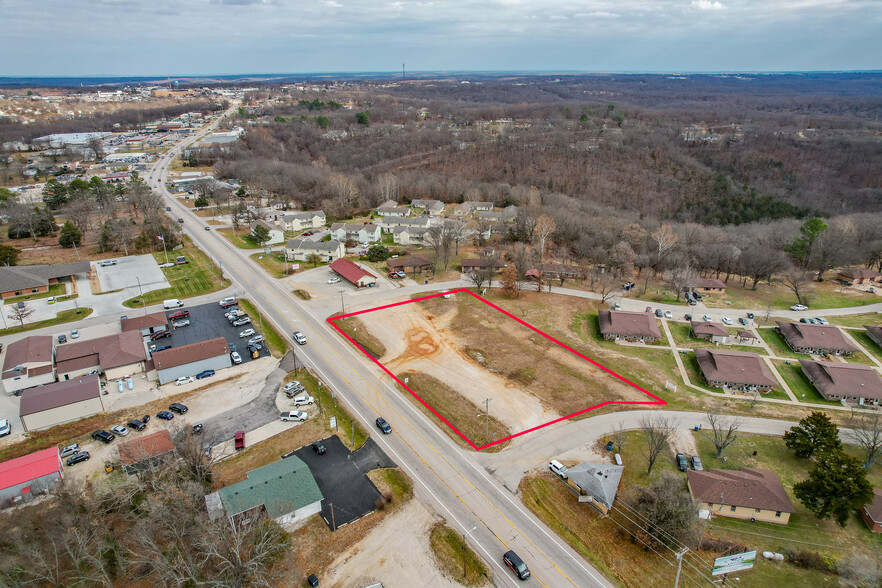 79 Hopkins Cir, Camdenton, MO for sale - Primary Photo - Image 1 of 26