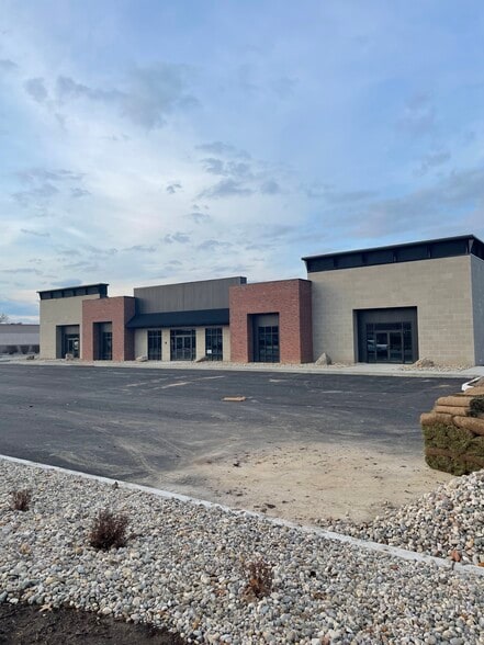 1021 E Kercher Rd, Goshen, IN à louer - Photo du bâtiment - Image 2 de 11