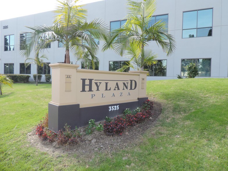 3525 Hyland Ave, Costa Mesa, CA à louer - Photo du bâtiment - Image 3 de 17